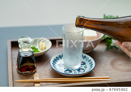 コップに注ぐ日本酒冷や コップに注ぐ日本酒冷や 67695902