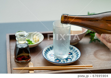 コップに注ぐ日本酒冷や 67695904