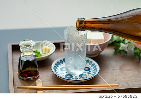 コップに注ぐ日本酒冷や コップに注ぐ日本酒冷や 67695925