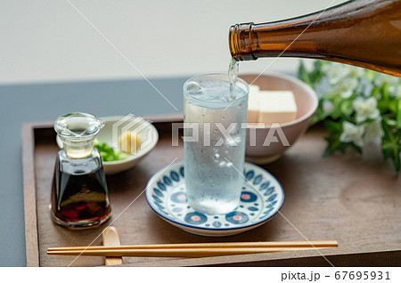 コップに注ぐ日本酒冷や コップに注ぐ日本酒冷や 67695931