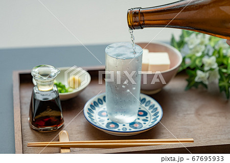 コップに注ぐ日本酒冷や コップに注ぐ日本酒冷や 67695933