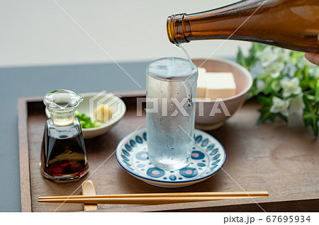 コップに注ぐ日本酒冷や 67695934