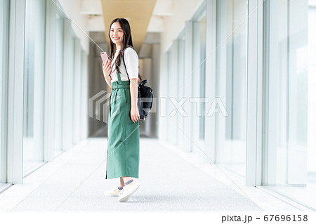 大学の廊下を歩く女の子 67696158