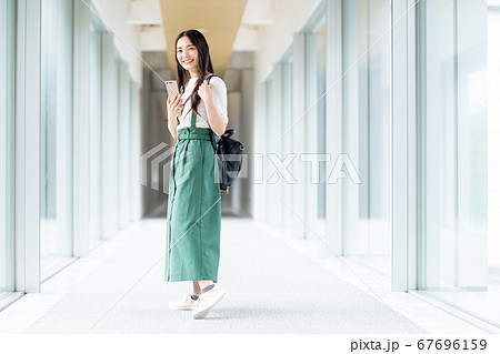 大学の廊下を歩く女の子 大学の廊下を歩く女の子 67696159