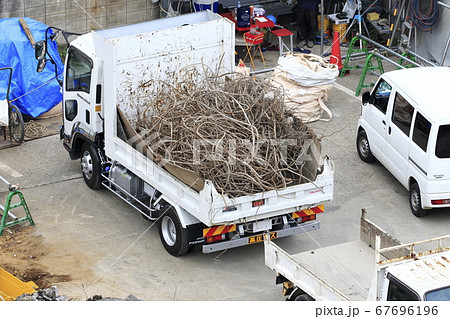 解体現場　 廃棄物の積み出し 67696196