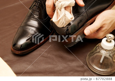 革靴のつま先を鏡面のように磨く 革靴のつま先を鏡面のように磨く 67702888