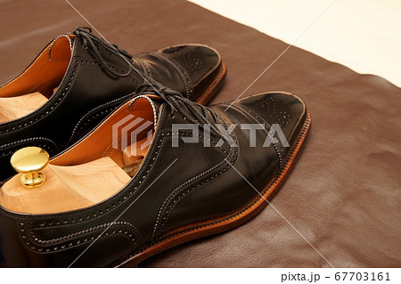 磨かれた黒の革靴 67703161