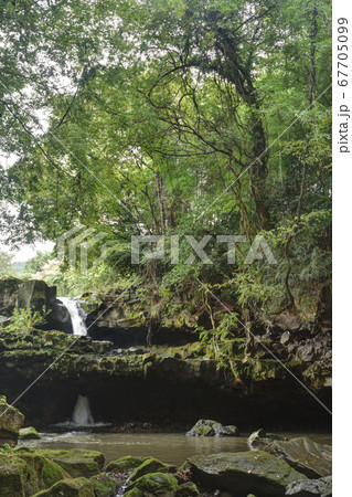 二段滝は一段の貫通滝になっている 二段滝は一段の貫通滝になっている 67705099