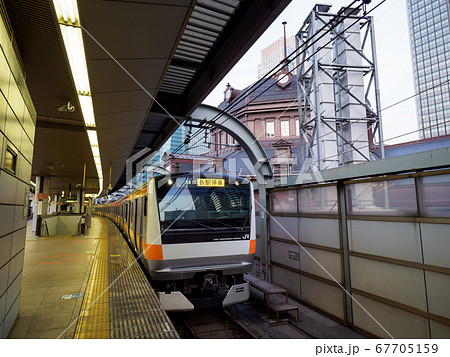 早朝の東京駅　2017年7月撮影　 67705159