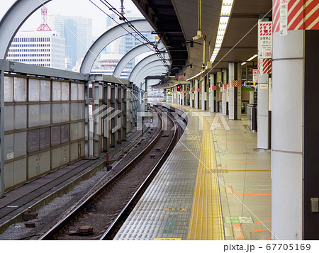 早朝の東京駅　2017年7月撮影　 67705169