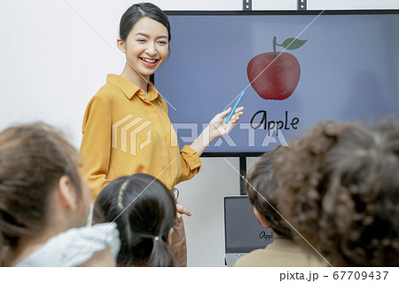 子供　先生　勉強 67709437