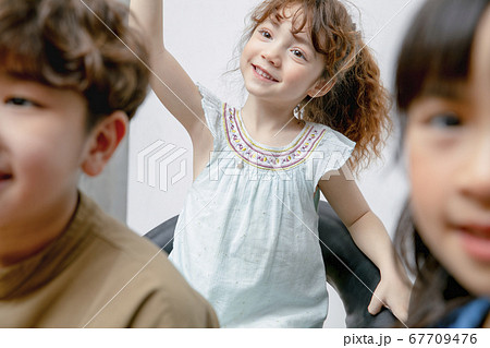 子供　先生　勉強 67709476