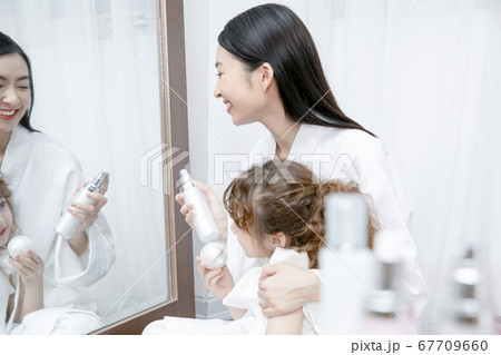 家族　ポートレート　親子 67709660