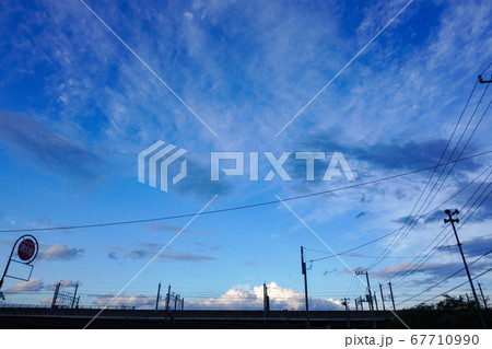 遠くの空の入道雲と鉄道写真 遠くの空の入道雲と鉄道写真 67710990