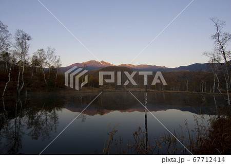 日の出の山間 67712414