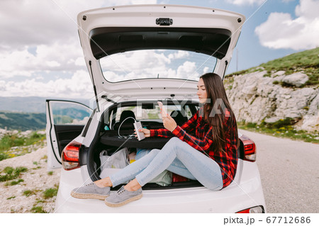 Women traveler using powerbank 67712686