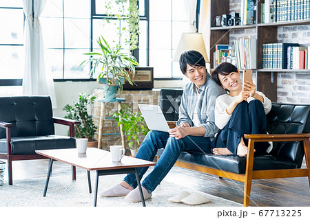 夫婦　カップル　リビング　ミドル　ライフスタイル 67713225