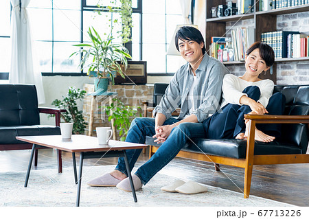 夫婦　カップル　リビング　ミドル　ライフスタイル 67713226