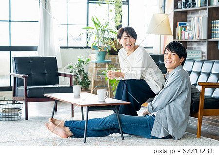 夫婦 カップル リビング ミドル ライフスタイル 夫婦 カップル リビング ミドル ライフスタイル 67713231