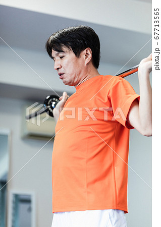 プライベートジムでトレーニングする男性 67713565
