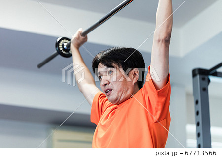 プライベートジムでトレーニングする男性 67713566
