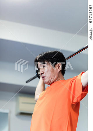 プライベートジムでトレーニングする男性 67713567