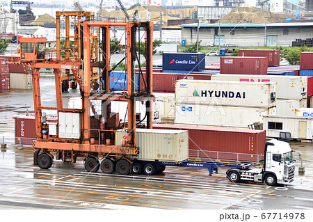 コンテナターミナルの景色(曇り) コンテナターミナルの景色(曇り) 67714978