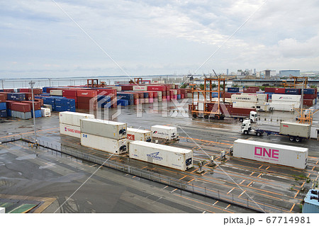 コンテナターミナルの景色(曇り) コンテナターミナルの景色(曇り) 67714981