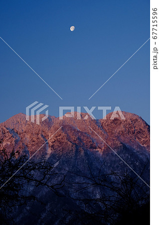 大普賢岳と月(奈良県吉野郡川上村) 大普賢岳と月(奈良県吉野郡川上村) 67715596