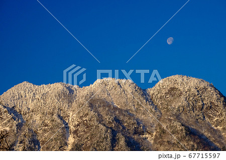 大普賢岳と月（奈良県吉野郡川上村） 67715597