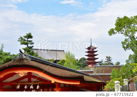 厳島神社（大鳥居工事中）とフェリーの風景（曇り空） 67715622