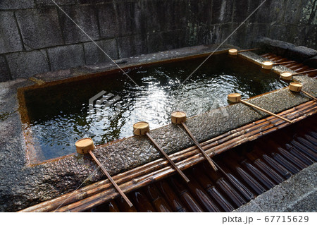厳島神社（大鳥居工事中）とフェリーの風景（曇り空） 67715629