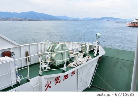 厳島神社（大鳥居工事中）とフェリーの風景（曇り空） 67715638