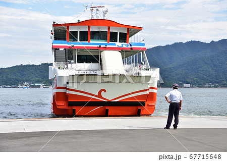 厳島神社（大鳥居工事中）とフェリーの風景（曇り空） 67715648