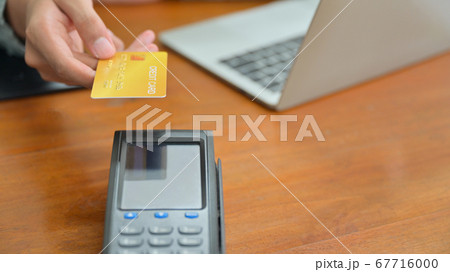 Close - up shot of Customers pay by credit card 67716000