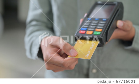 Close - up shot of Employees accept credit card 67716001