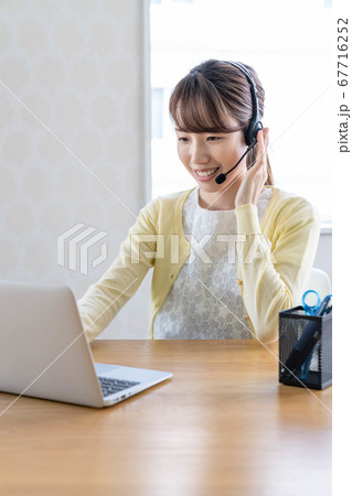 テレワークをする若い女性 【Web会議】 テレワークをする若い女性 【Web会議】 67716252