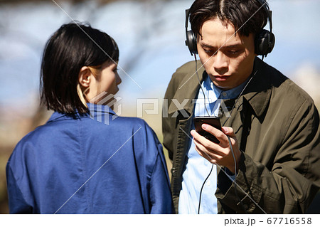 歩きスマホで女性にぶつかる男性 歩きスマホで女性にぶつかる男性 67716558