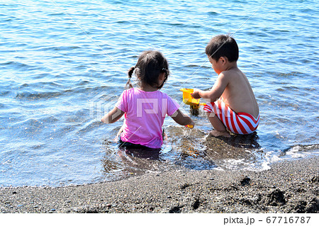 海で遊ぶ子供の写真素材 海で遊ぶ子供の写真素材