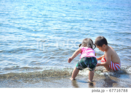 海で遊ぶ子供の写真素材 海で遊ぶ子供の写真素材