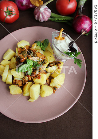 Potatoes with chanterelles with sauce and herbs large plan 67717091