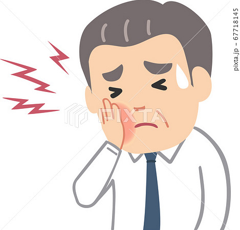 虫歯が痛むシニア男性　ビジネスマン 67718145