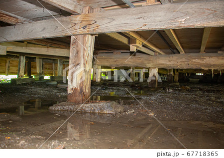 シロアリ被害の床下　大雨の床下浸水被害の古い日本家屋 67718365
