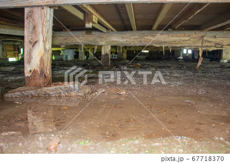 シロアリ被害の床下　大雨の床下浸水被害の古い日本家屋 67718370