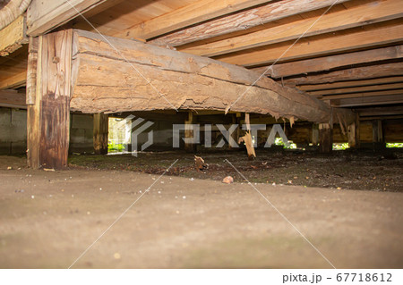 シロアリ被害を受けいてる古民家の床下 シロアリ被害を受けいてる古民家の床下 67718612
