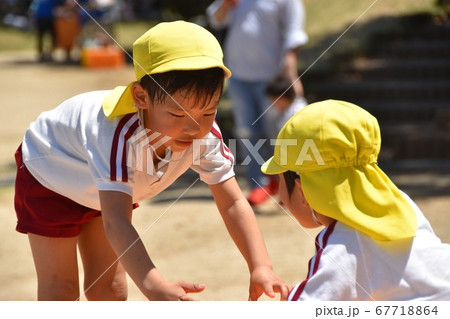 園外保育を楽しむ子ども達 67718864