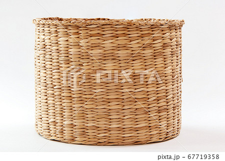 シーグラスで編まれたカゴの写真素材