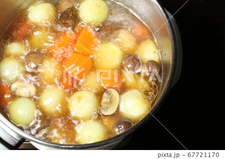 煮物、シチューの具材を煮る調理シーン、黒バック 煮物、シチューの具材を煮る調理シーン、黒バック 67721170