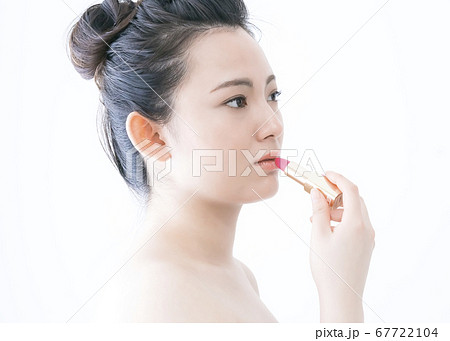 口紅を塗る若い女性 67722104