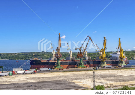 Work in port 67723241